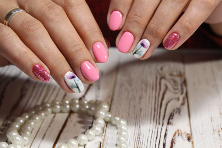 Read more about the article Solving Common Manicure Problems: Expert Tips From Roses Nail Salon
